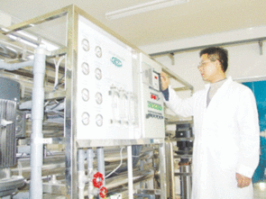 河南油田桐柏山天然礦泉飲料廠 嚴把質量關，守護“瓶”安生活